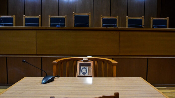 48χρονος αστυνομικός: Οκτώ μήνες με αναστολή για ενδοοικογενειακή απειλή – «Αφησα το φαγητό και έφυγα χωρίς να τη δω»