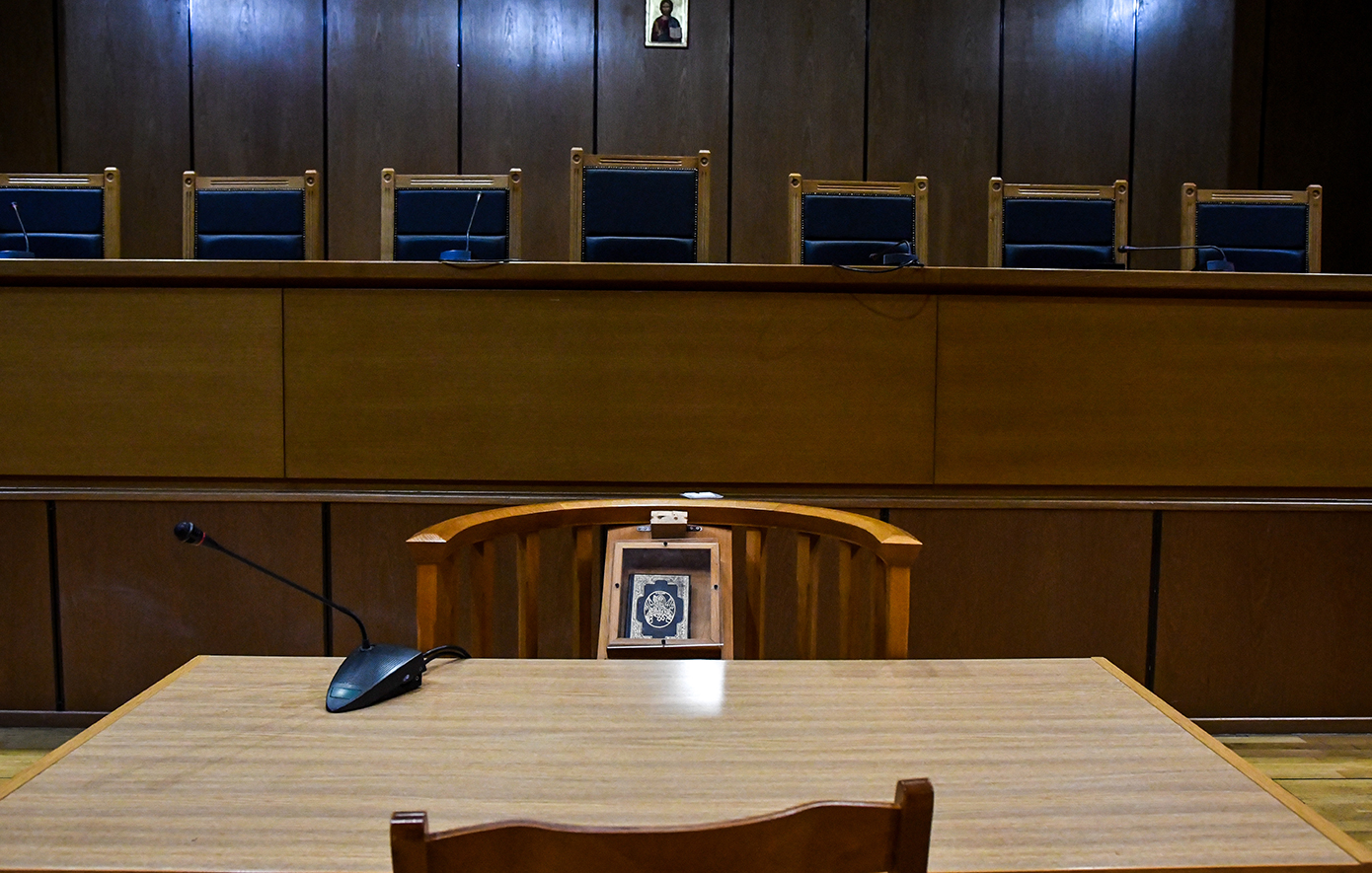 48χρονος αστυνομικός: Οκτώ μήνες με αναστολή για ενδοοικογενειακή απειλή – «Αφησα το φαγητό και έφυγα χωρίς να τη δω»