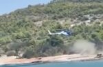 Προσγείωση ελικοπτέρου σε παραλία των Σπετσών: Οι χειριστές ισχυρίστηκαν ότι στο ελικοδρόμιο υπήρχαν παρκαρισμένα μηχανάκια
