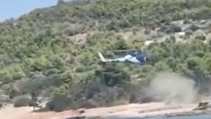 Προσγείωση ελικοπτέρου σε παραλία των Σπετσών: Οι χειριστές ισχυρίστηκαν ότι στο ελικοδρόμιο υπήρχαν παρκαρισμένα μηχανάκια
