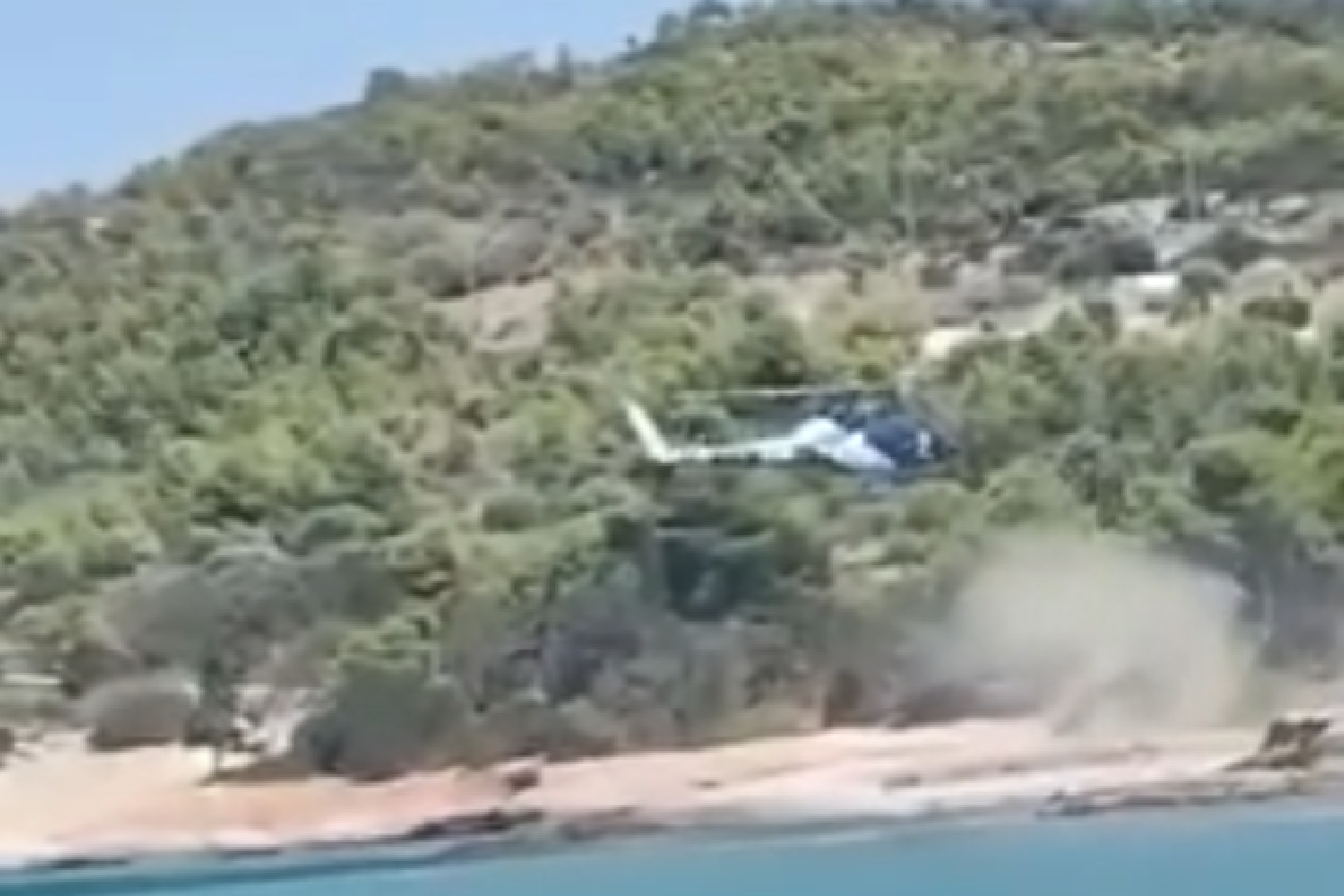 Προσγείωση ελικοπτέρου σε παραλία των Σπετσών: Οι χειριστές ισχυρίστηκαν ότι στο ελικοδρόμιο υπήρχαν παρκαρισμένα μηχανάκια