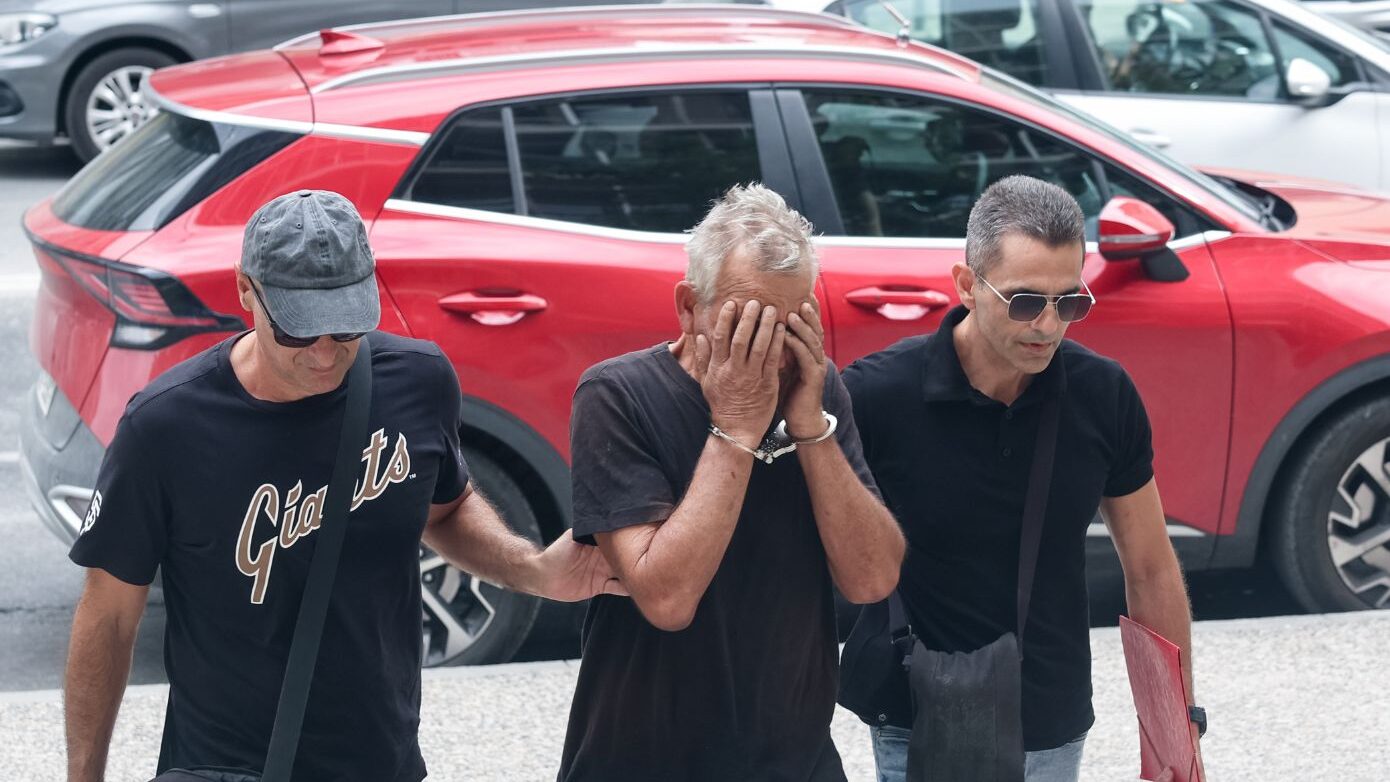 59χρονος που κατηγορείται για έξι φωτιές στη Σίνδο στα δικαστήρια – Σήμερα η απολογία του