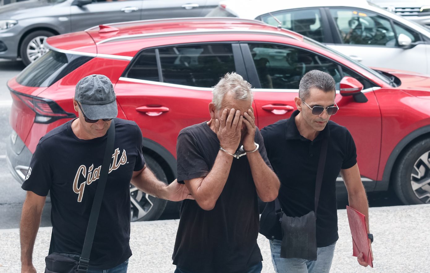 59χρονος που κατηγορείται για έξι φωτιές στη Σίνδο στα δικαστήρια – Σήμερα η απολογία του
