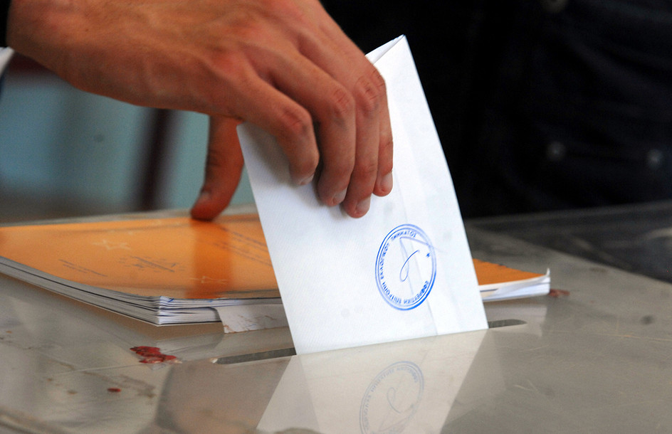 Δημοσκόπηση: Σταθερό το προβάδισμα της ΝΔ έναντι της ΕΛΑΣ, καθίζηση για το κόμμα της Καρυστιανού