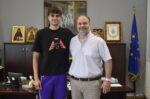 Συνάντηση του Δημάρχου Νάουσας με τον καλαθοσφαιριστή Β. Πουρλίδα