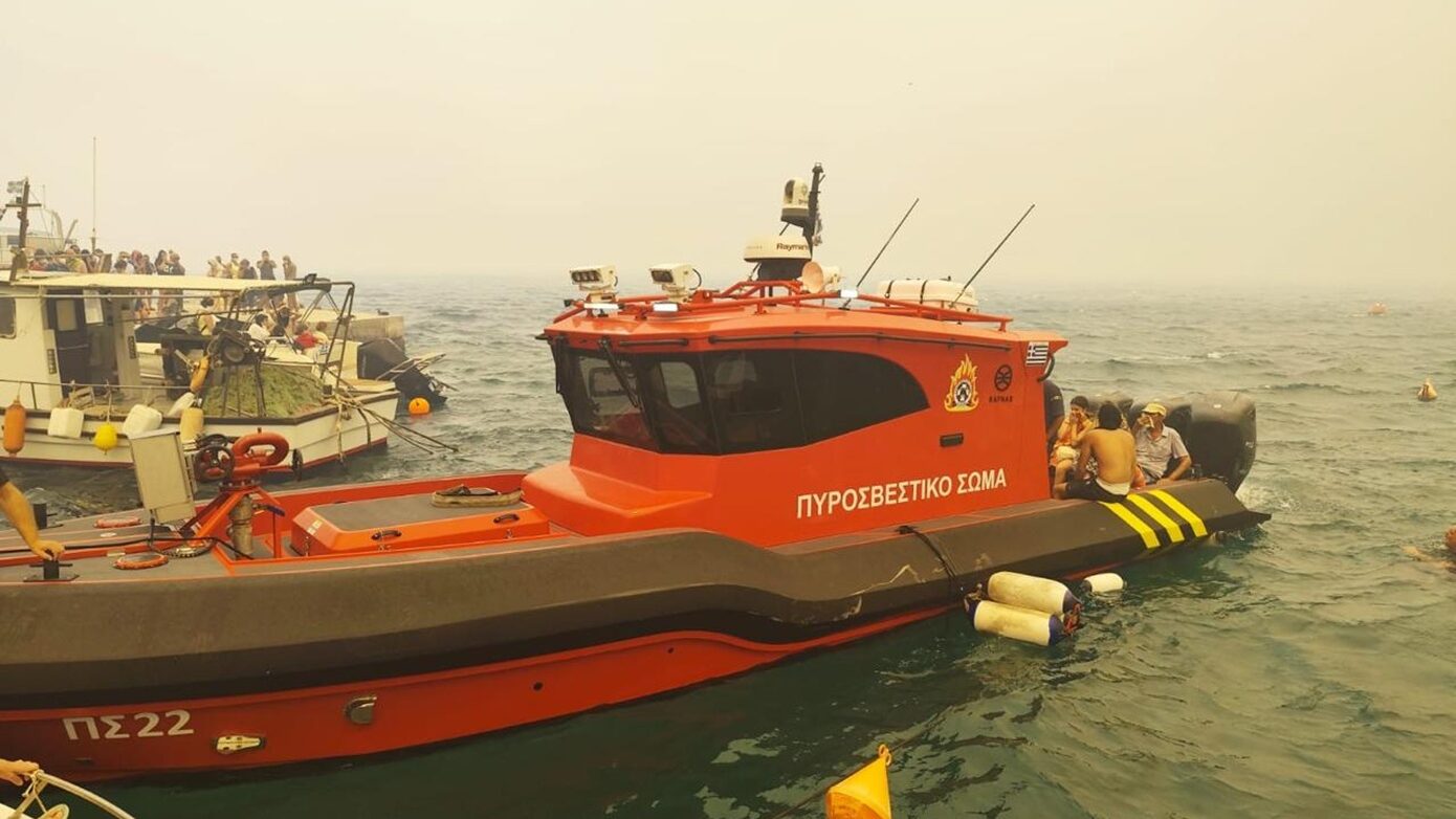 Επιχείρηση διάσωσης 250 πολιτών διά θαλάσσης στην πυρκαγιά στην Αττικοβοιωτία: εικόνες από το πώς έγινε