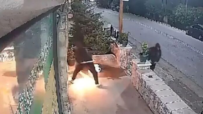Αρκαδία: Βίντεο ντοκουμέντο από τη στιγμή που άγνωστοι βάζουν φωτιά σε φαρμακείο στη Βλαχέρνα