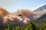 Φωτιά στη Φωκίδα: Οι φλόγες έφτασαν στις αυλές των σπιτιών – Συνεχείς εναέριες ρίψεις από αεροσκάφη και ελικόπτερα