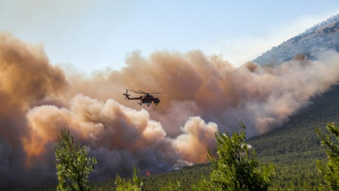 Φωτιά στη Φωκίδα: Οι φλόγες έφτασαν στις αυλές των σπιτιών – Συνεχείς εναέριες ρίψεις από αεροσκάφη και ελικόπτερα