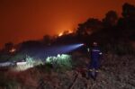 Δυτική Αττική: Ολονύχτια μάχη με τις φλόγες σε τρία μέτωπα – Επί ποδός οι πυροσβεστικές δυνάμεις