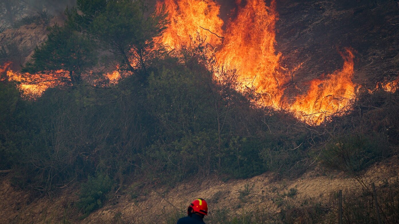Φωτιά στην Περαχώρα Κορινθίας, στην περιοχή Βαμβακές – Επιχειρούν 8 εναέρια μέσα