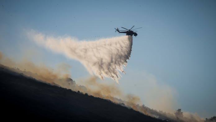 Φωτιά σε χαμηλή βλάστηση στη Σητεία, μήνυμα του 112 στους κατοίκους