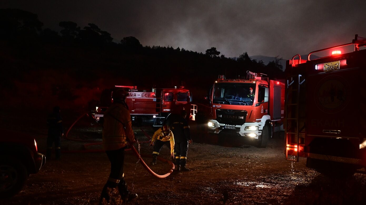 Δυτική Αττική: Σε ύφεση η πυρκαγιά, κρίσιμο το μέτωπο στο Κανδήλι την πέμπτη νύχτα αγωνίας