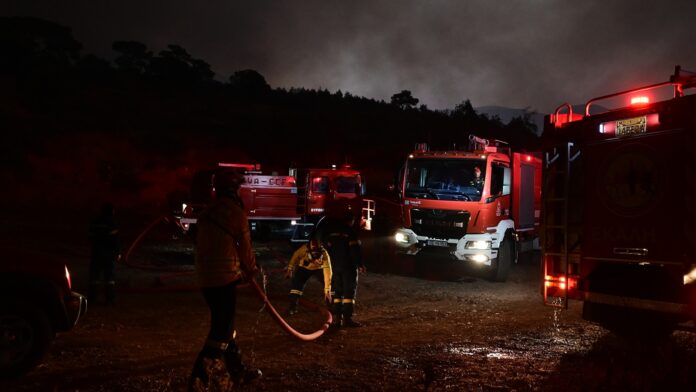 Δυτική Αττική: Σε ύφεση η πυρκαγιά, κρίσιμο το μέτωπο στο Κανδήλι την πέμπτη νύχτα αγωνίας