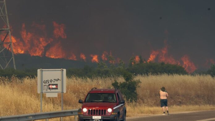 Πυροσβέστες από τη Γαλλία και την Αττική περιγράφουν τις «νέες» πυρκαγιές της Ευρώπης