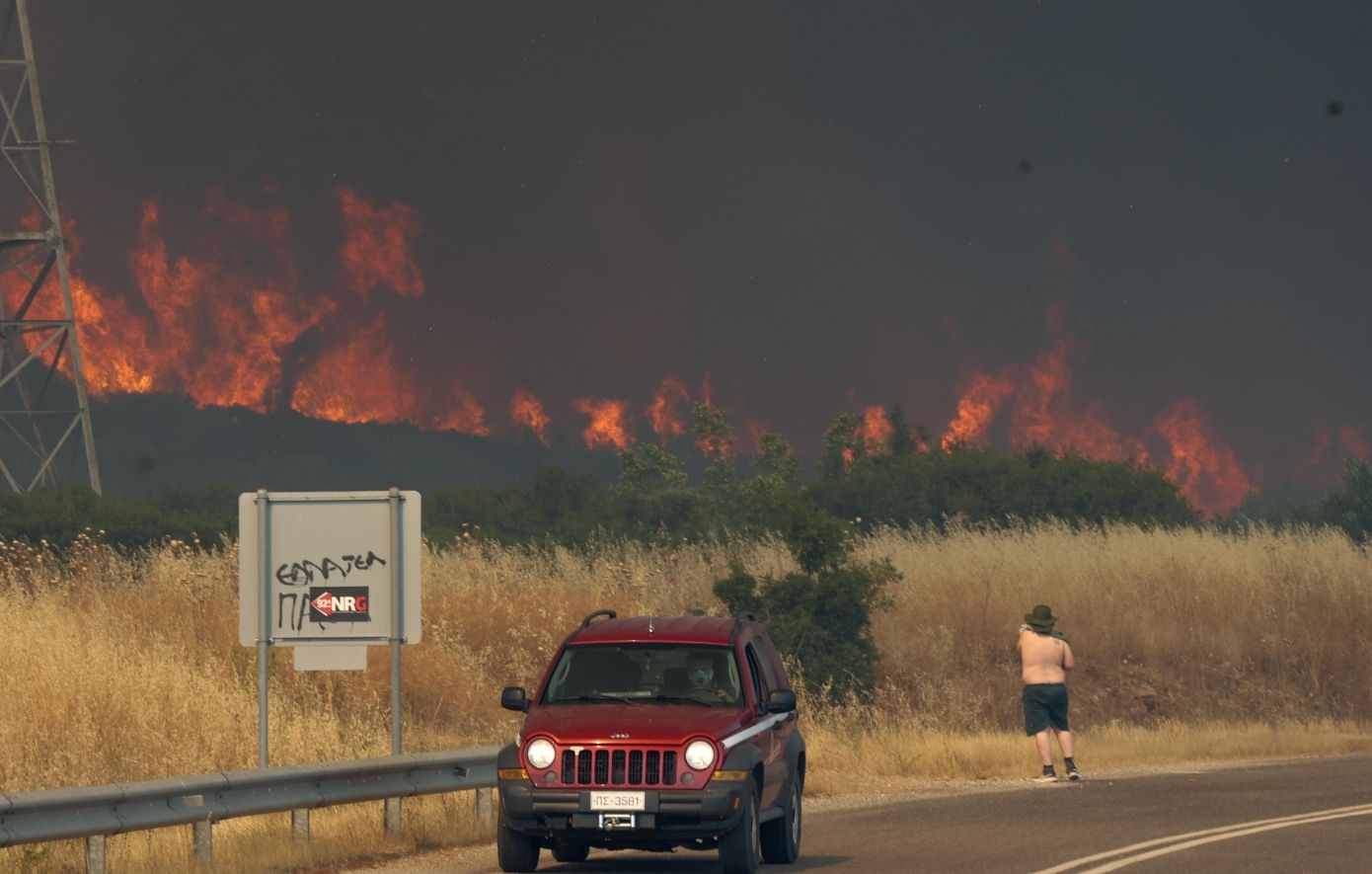 Πυροσβέστες από τη Γαλλία και την Αττική περιγράφουν τις «νέες» πυρκαγιές της Ευρώπης