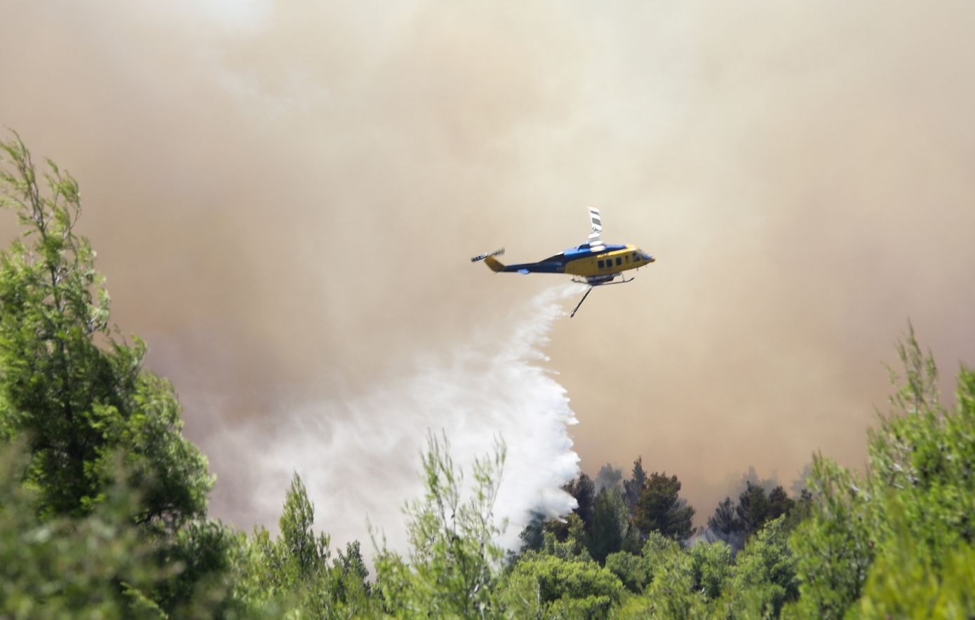 Φωτιά στα Ανοιξιάτικα Χαλκιδικής: Επιχειρούν 42 πυροσβέστες και ελικόπτερο