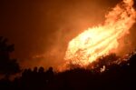 Πόρτο Γερμενό: Σπίτια παραδόθηκαν στις φλόγες, αναφορές για εκρήξεις