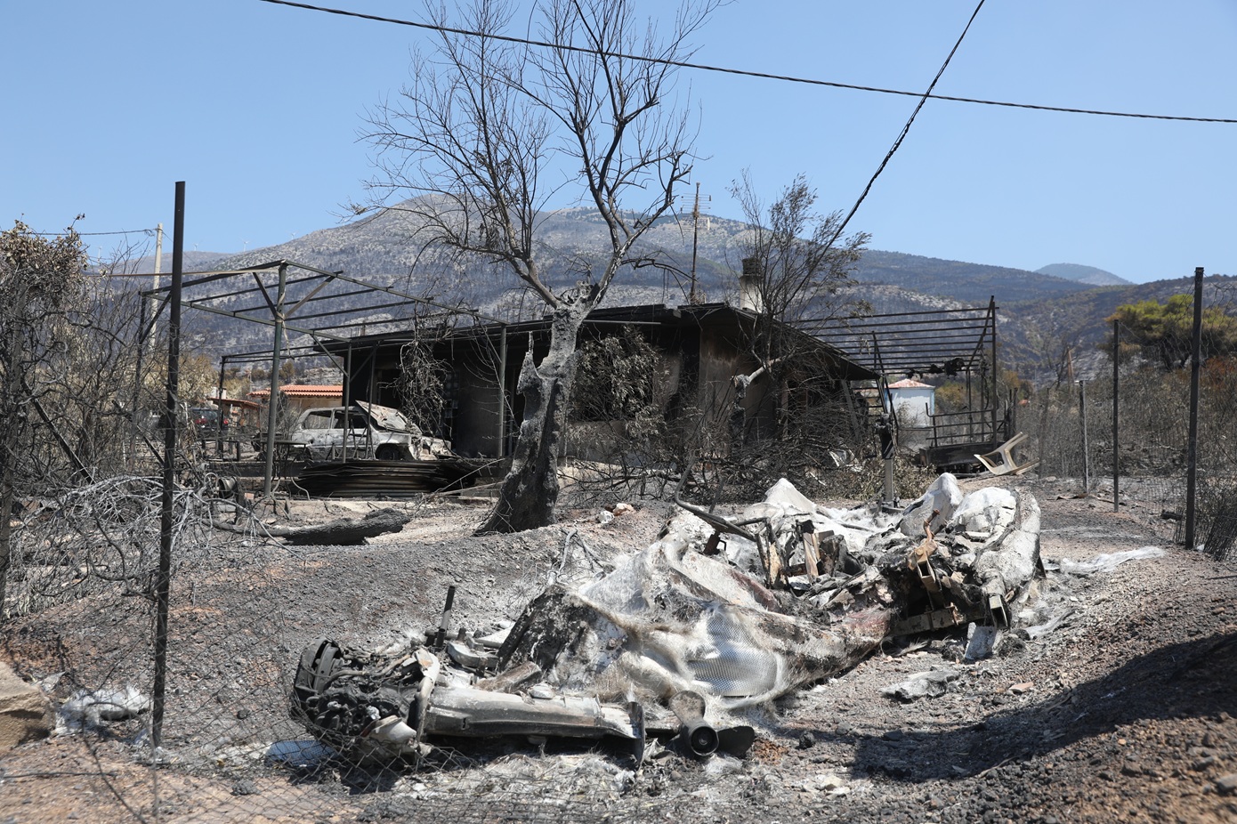 Θερμό υπέδαφος στη Δυτική Αττική: Κίνδυνος για αναζωπυρώσεις και συγκρατημένη αισιοδοξία για οριοθέτηση