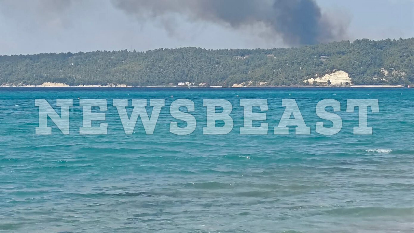 Φωτιά στη Σίβηρη Χαλκιδικής: Επιχείρηση απεγκλωβισμού δια θαλάσσης με σκάφη του Λιμενικού και ιδιώτες στην παραλία