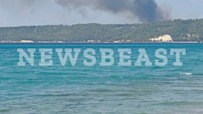 Φωτιά στη Σίβηρη Χαλκιδικής: Επιχείρηση απεγκλωβισμού δια θαλάσσης με σκάφη του Λιμενικού και ιδιώτες στην παραλία