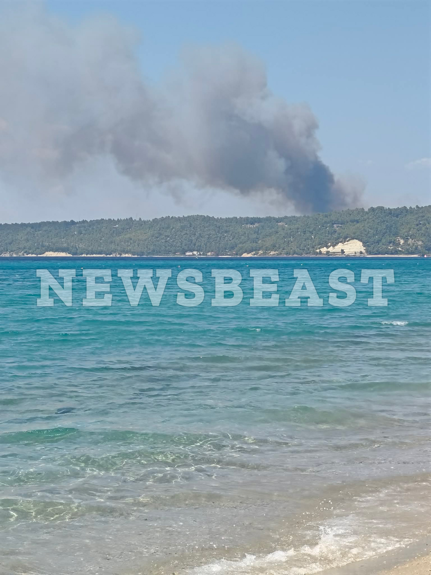 Φωτιά στη Σίβηρη Χαλκιδικής: Επιχείρηση απεγκλωβισμού δια θαλάσσης με σκάφη του Λιμενικού και ιδιώτες στην παραλία