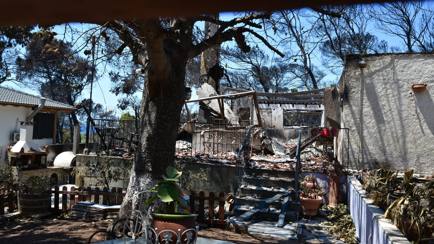 Φωτιές στη Δυτική Αττική: Χωρίς ενεργό μέτωπο η Ψάθα – 144.243 τα καμένα στρέμματα – Οι κάτοικοι μετρούν τις πληγές τους