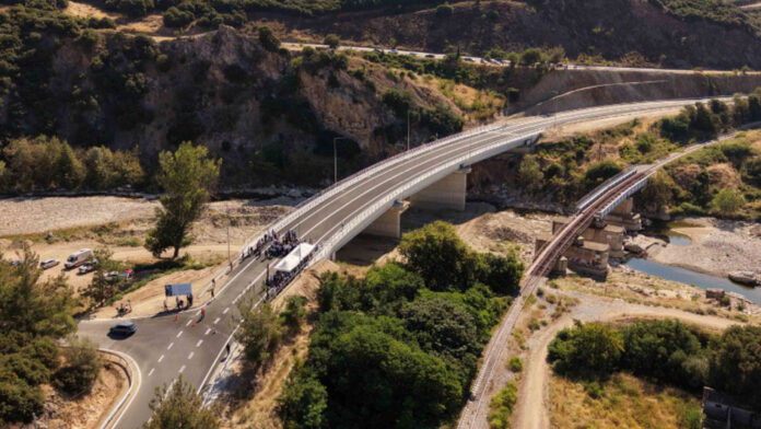 Η νέα γέφυρα Κομψάτου στην Κομοτηνή παραδόθηκε στην κυκλοφορία μετά από σχεδόν εννέα χρόνια