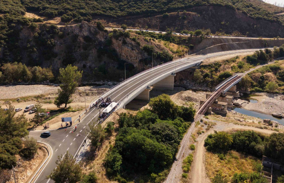 Η νέα γέφυρα Κομψάτου στην Κομοτηνή παραδόθηκε στην κυκλοφορία μετά από σχεδόν εννέα χρόνια