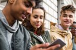 Bank of America: Η Gen Z αποταμιεύει λιγότερο από κάθε άλλη γενιά, αλλά ξοδεύει περισσότερο