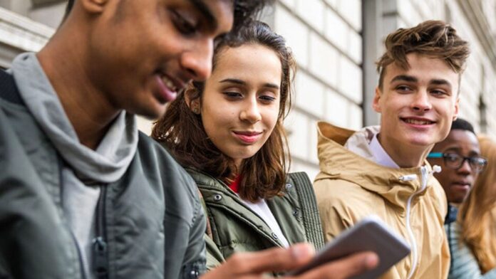 Bank of America: Η Gen Z αποταμιεύει λιγότερο από κάθε άλλη γενιά, αλλά ξοδεύει περισσότερο
