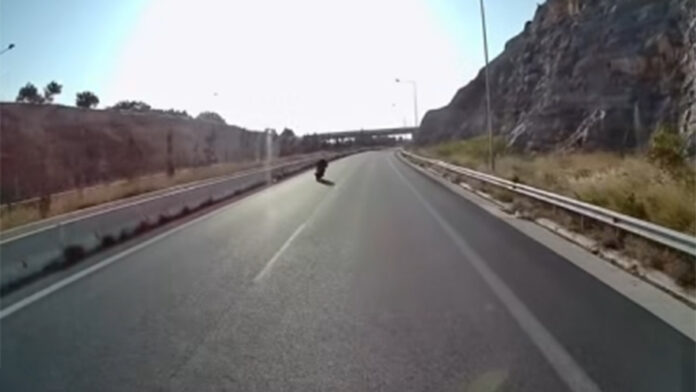 Κρήτη: Μηχανή προσπερνά αυτοκίνητο με 200 χιλιόμετρα την ώρα σε βίντεο