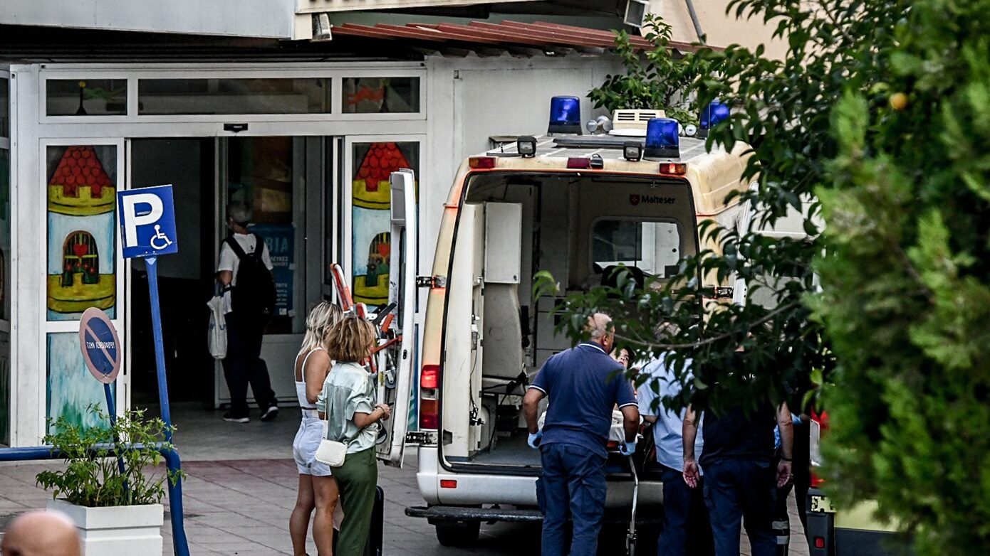 Παιδάκι 2,5 ετών έπεσε από μπαλκόνι πρώτου ορόφου στην Πάτρα και σώθηκε από το δέντρο που λειτούργησε ως αμορτισέρ