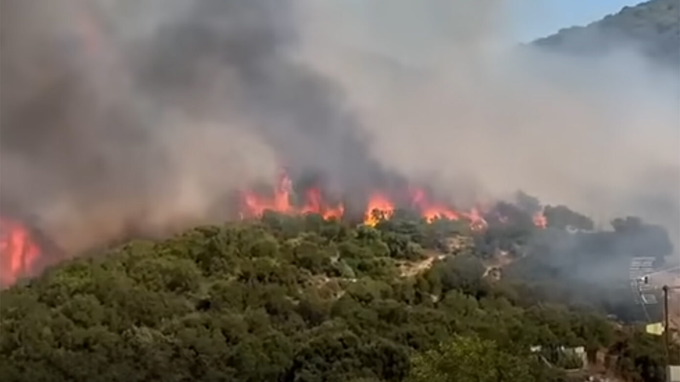 Φωτιά στο Κοκκινόχωμα Καβάλας: 25 πυροσβέστες και εναέρια μέσα στη μάχη