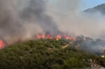 Φωτιά στο Κοκκινόχωμα Καβάλας με 25 πυροσβέστες και εναέρια μέσα στη μάχη