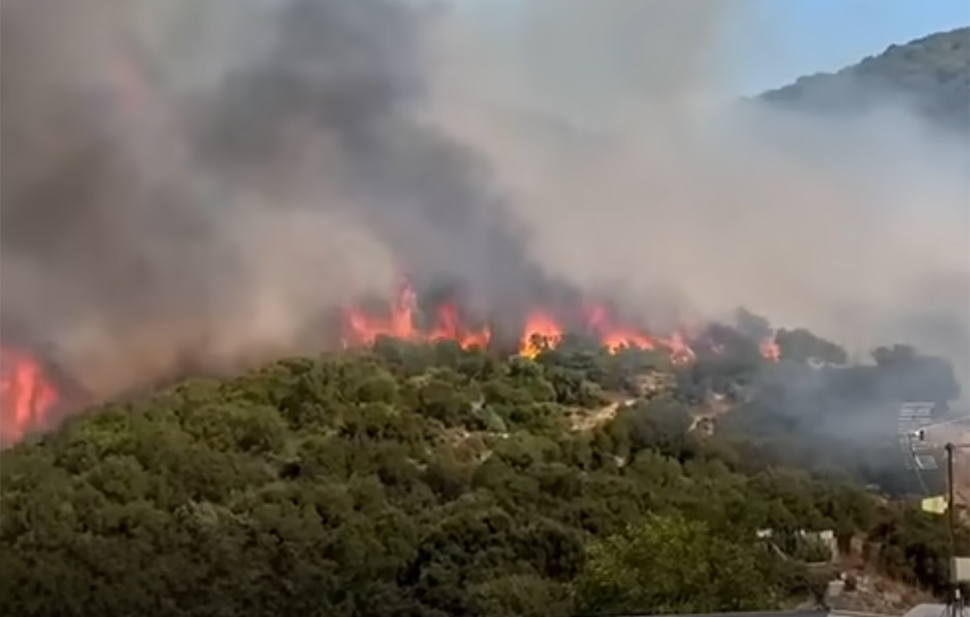 Φωτιά στο Κοκκινόχωμα Καβάλας: 25 πυροσβέστες και εναέρια μέσα στη μάχη