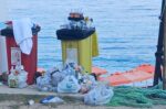 Σκουπίδια στους Πετανούς Κεφαλονιάς δίπλα στο κύμα – Άδειοι οι κάδοι λίγα μέτρα πιο πέρα