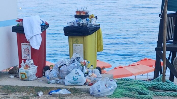 Σκουπίδια στους Πετανούς Κεφαλονιάς δίπλα στο κύμα – Άδειοι οι κάδοι λίγα μέτρα πιο πέρα