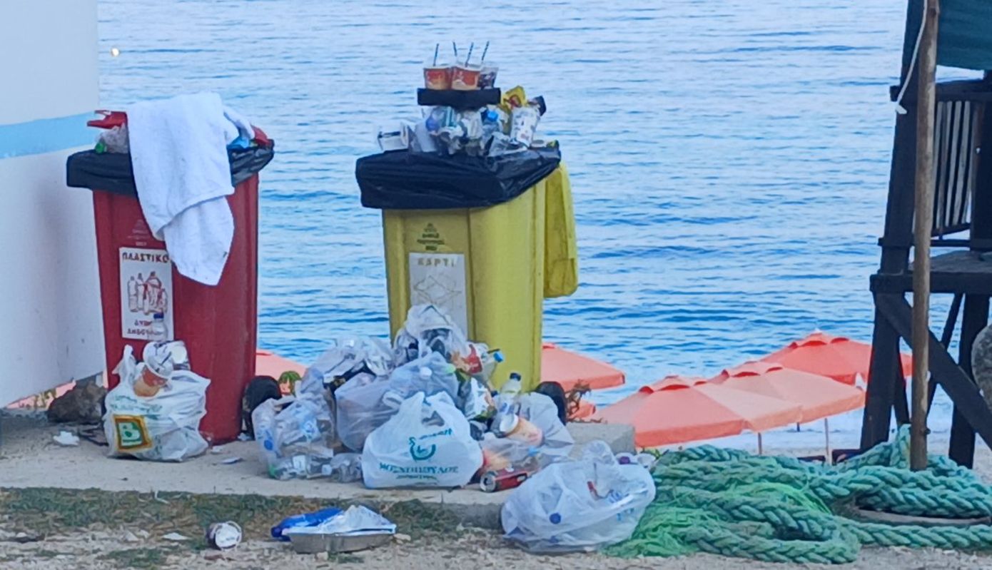 Σκουπίδια στους Πετανούς Κεφαλονιάς δίπλα στο κύμα – Άδειοι οι κάδοι λίγα μέτρα πιο πέρα