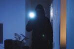 Εξάρχεια: Διαρρήκτες και αστυνομικοί εγκλωβίστηκαν σε σπίτι και τους απεγκλώβισε η Πυροσβεστική