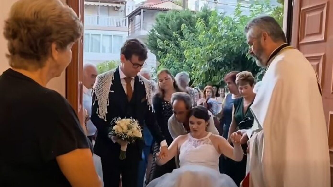 Ιερέας υποδέχθηκε με μαντινάδα τη νύφη που έφτασε με αμαξίδιο στον γάμο της: Δείτε βίντεο