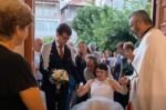 Ιερέας υποδέχθηκε με μαντινάδα τη νύφη που έφτασε με αμαξίδιο στον γάμο της: Δείτε βίντεο