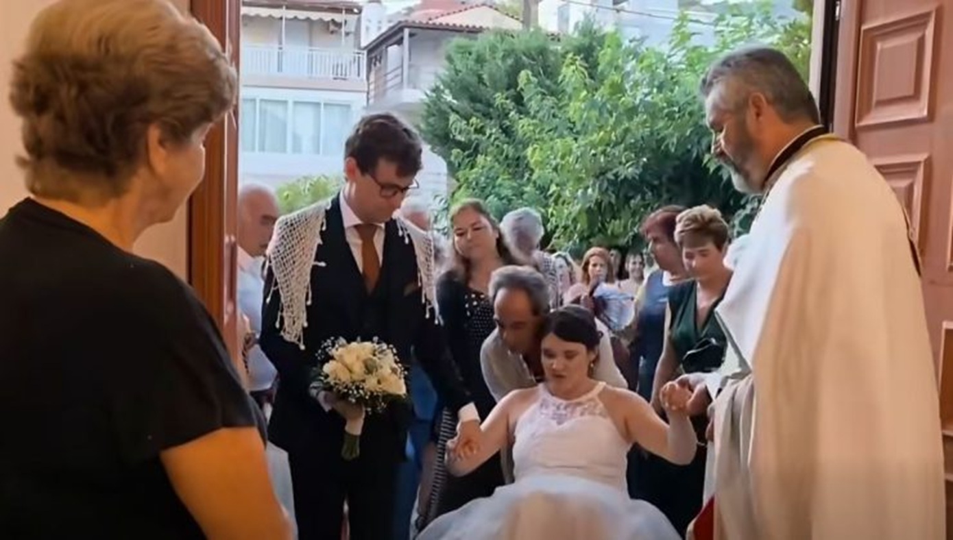 Ιερέας υποδέχθηκε με μαντινάδα τη νύφη που έφτασε με αμαξίδιο στον γάμο της: Δείτε βίντεο