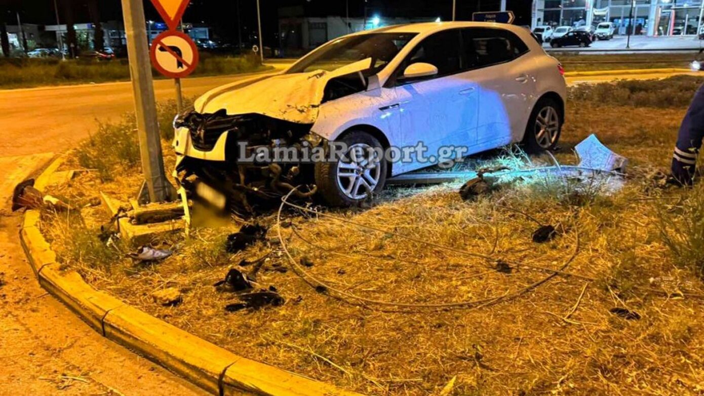 Αυτοκίνητο εκτράπηκε και καρφώθηκε σε αντηρίδα στη Λαμία – Σοβαρές ζημιές, χωρίς τραυματισμούς