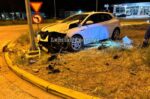 Αυτοκίνητο εκτράπηκε και καρφώθηκε σε αντηρίδα στη Λαμία – Σοβαρές ζημιές, χωρίς τραυματισμούς