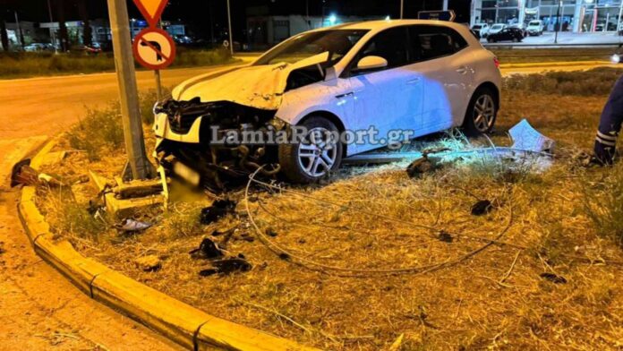 Αυτοκίνητο εκτράπηκε και καρφώθηκε σε αντηρίδα στη Λαμία – Σοβαρές ζημιές, χωρίς τραυματισμούς