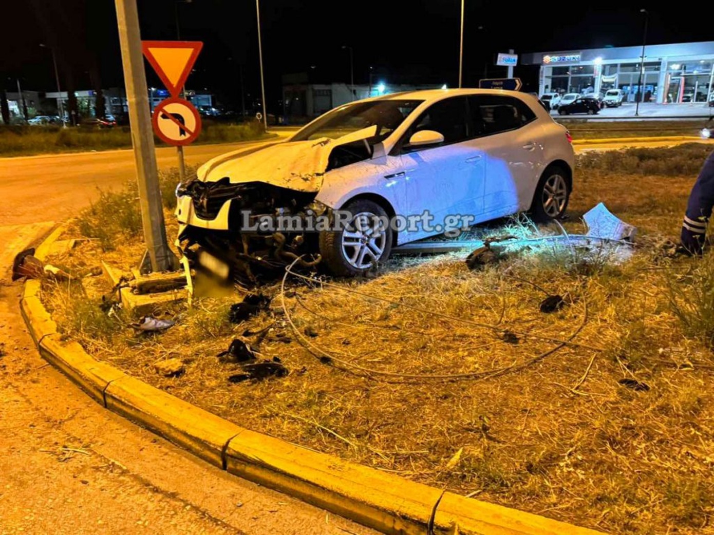 Αυτοκίνητο εκτράπηκε και καρφώθηκε σε αντηρίδα στη Λαμία – Σοβαρές ζημιές, χωρίς τραυματισμούς