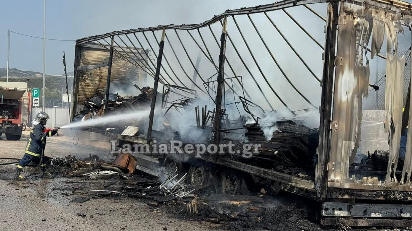 Φορτίο νταλίκας λαμπάδιασε στην Εθνική Οδό έξω από τη Στυλίδα