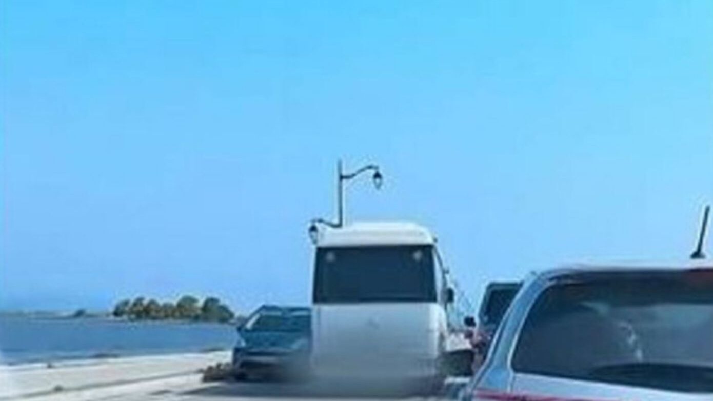 Λευκάδα: Τουριστικό λεωφορείο κάνει επικίνδυνη προσπέραση στη γέφυρα