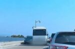 Λευκάδα: Τουριστικό λεωφορείο κάνει επικίνδυνη προσπέραση στη γέφυρα